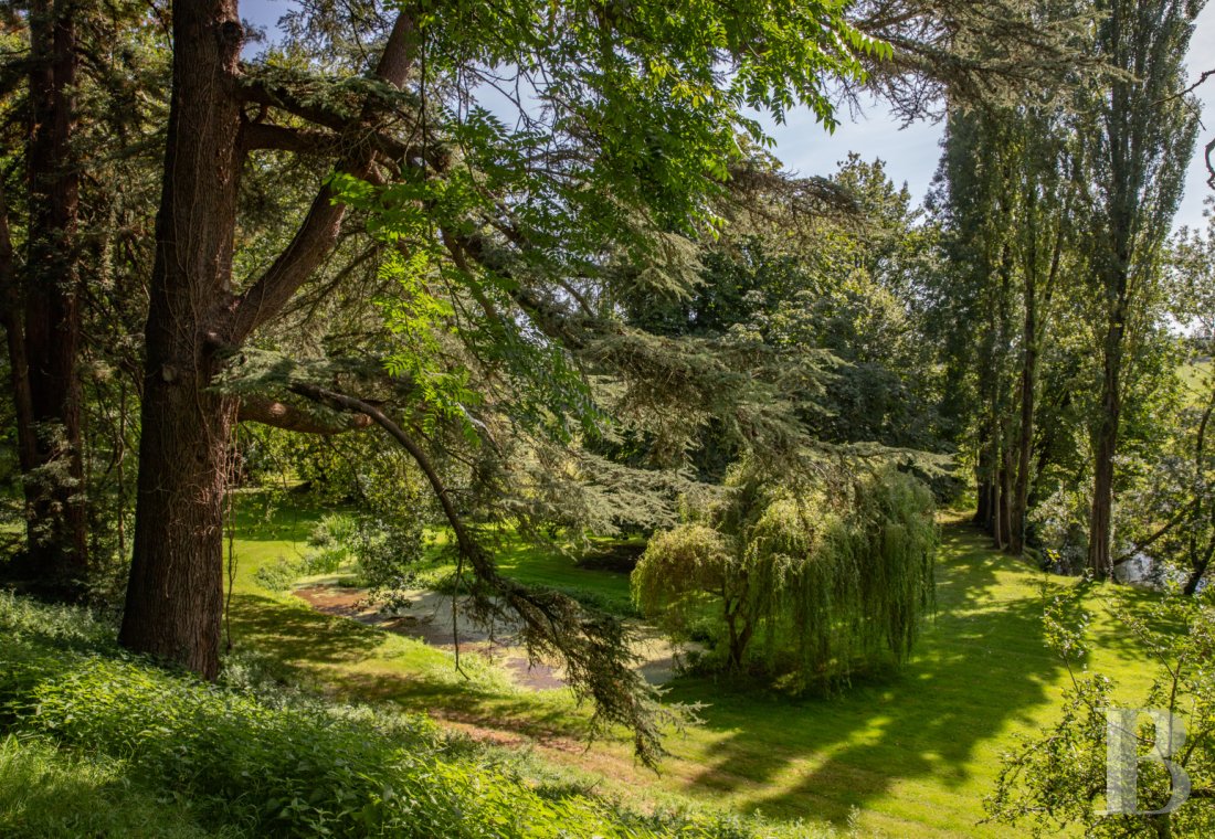 Dans le Perche, au nord-est de Bellême, une maison des 18e et 19e siècle au milieu de grands arbres  - photo  n°45